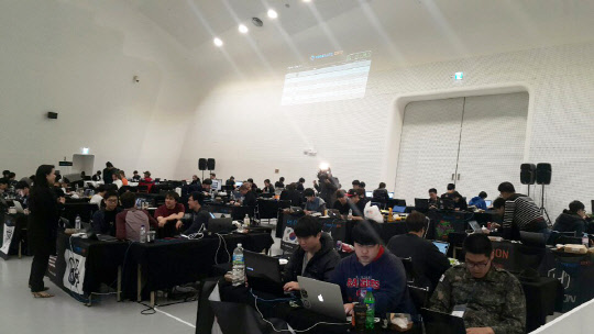 코드게이트2017 국제해킹방어대회에 참가한 국내외 화이트해커들이 제시된 문제를 풀고 있다.